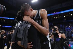 考辛斯谈文班西决赢球后落泪：他们击败雷霆后就满足了吗？