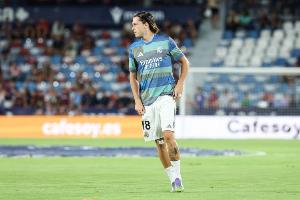 记者：穆里尼奥告知A费他只会是替补 切尔西主帅阿隆索对他感兴趣