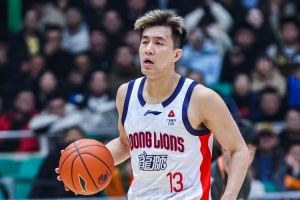 郭艾伦：我想杜导了 就想听他骂人 膝盖已好 就等着广东在6月签我
