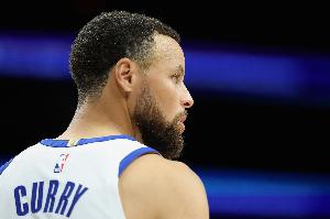 追梦：一位高水平NBA球员和库里一起训练10分钟后呕吐 之后放弃