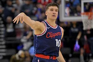 哦吼？博格丹生涯在火箭主场丰田中心三分球合计50中25 命中率50%