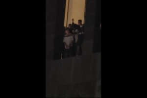 超高人气！C罗现身酒店阳台，引发现场大量球迷欢呼