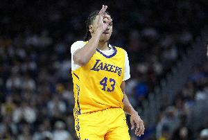 出手不多！湖人24号秀卡梅隆·卡尔上半场5中3 拿到9分2盖帽