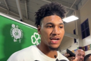 记者：40号秀狄龙·米切尔展现了出色的天赋 或获绿军的双向合同