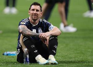 又一名场面！赛后散场，众人庆祝，梅西静静坐在草皮上，风轻云淡