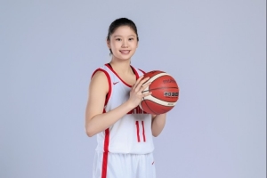 外线有谱！李沅珊三分9中4砍半场最高12分 正负值+3