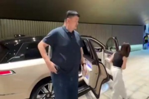 这车空间挺大！蔚来创始人李斌与姚明抵达球馆观看CBA总决赛视频封面