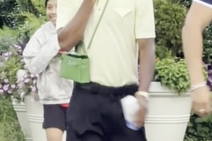 风格大变！亚马尔随西班牙队享受休息日，复古穿搭引人注目视频封面