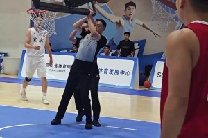 配重不过关？四川省篮球赛 6号双手暴扣险些掀翻篮筐视频封面