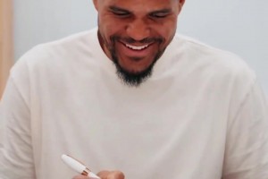 骑士球迷曾偶遇詹姆斯希望他回家 老詹回应：好吧！...视频封面