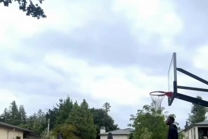 未来之星库中锋训练中，库里教卡侬打球⛹️‍♂️视频封面