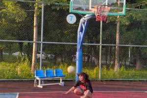 弹跳太夸张了！这长发哥们野球场上演各种逆天暴扣视频封面